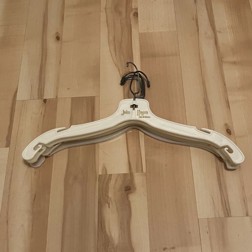 6 Plastic Clothing Hangers Clothes Hangers